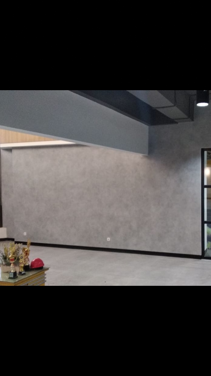 Dinding abu-abu ruang industrial dengan Wash Paint motif semen