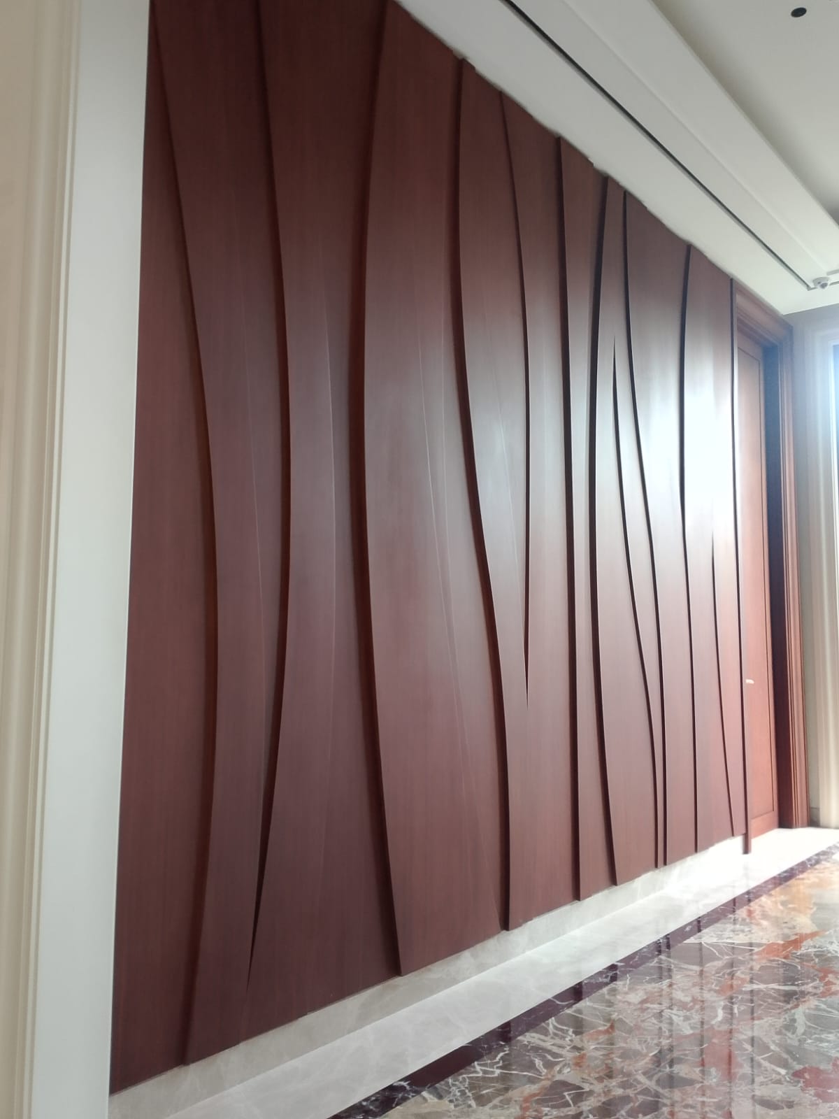 Dinding aksen kurva dengan wall panel kayu / wainscoting