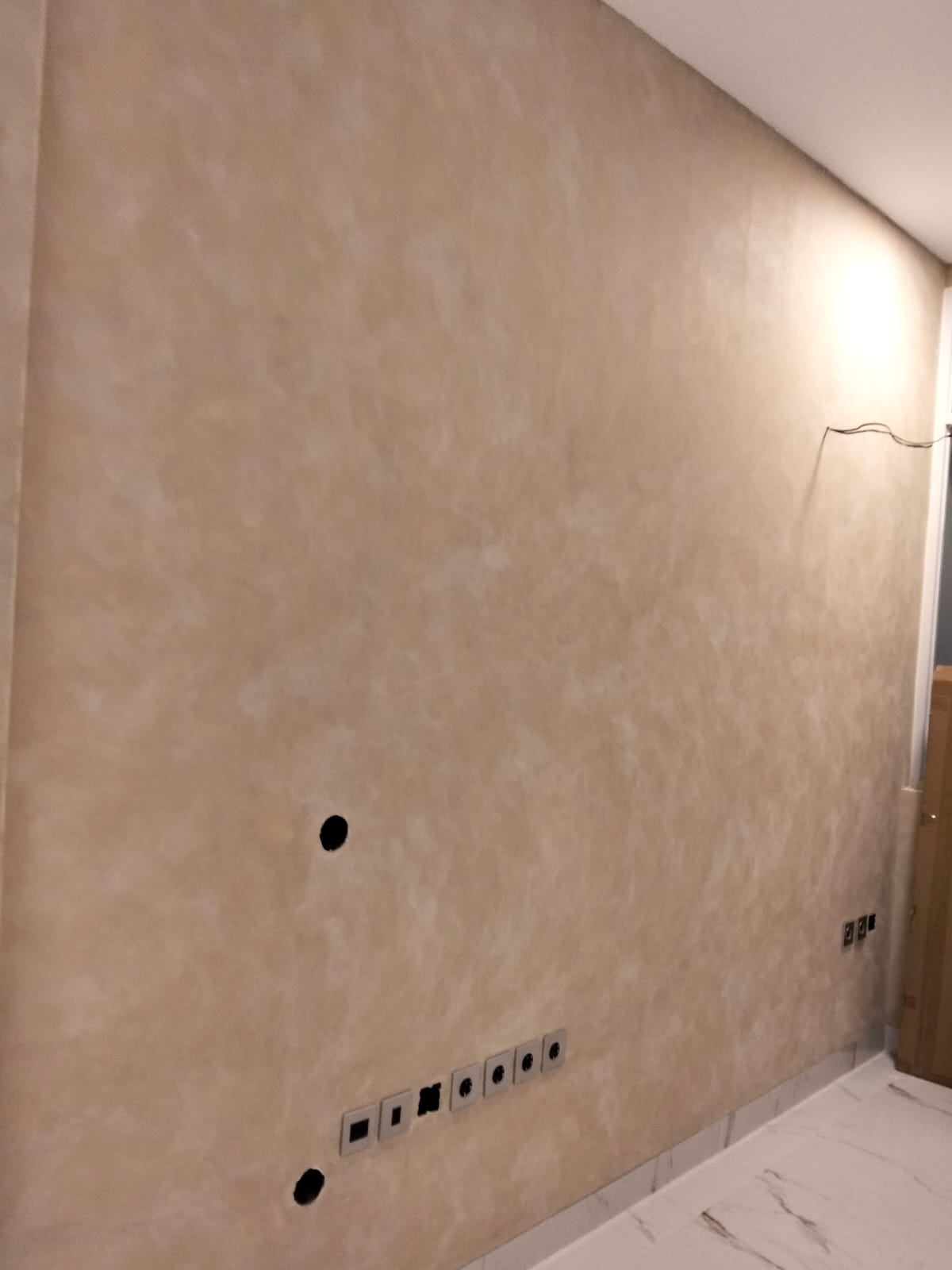 Dinding krem beige dengan Wash Paint classic motif