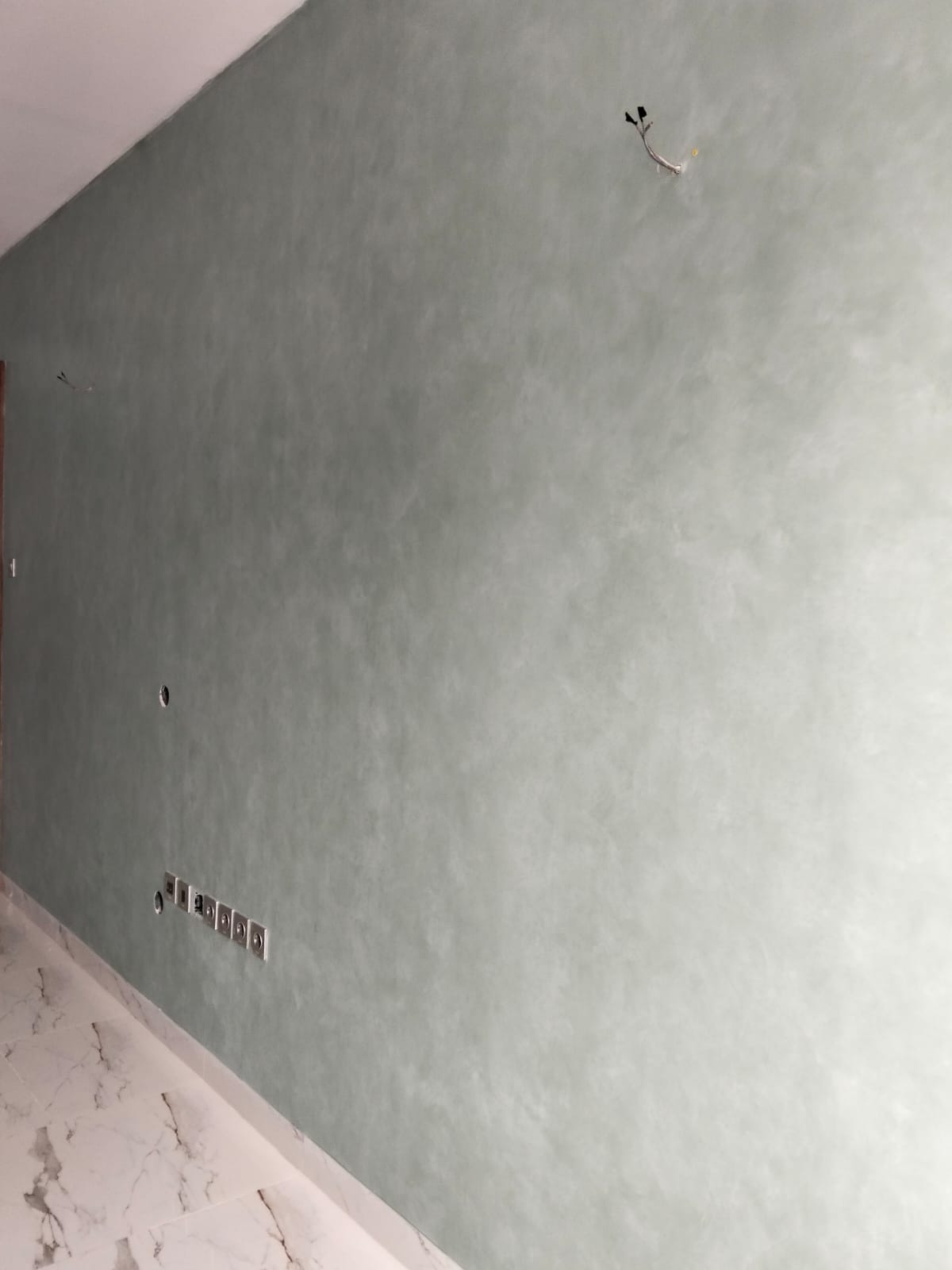 Dinding hijau sage abu muda dengan Wash Paint motif awan halus